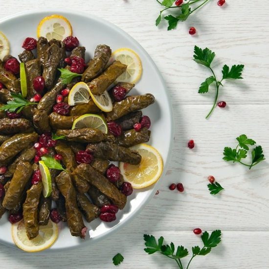 راهنمای جامع پخت دلمه برگ مو مجلسی با چاشنی ملس و حرفه‌ای