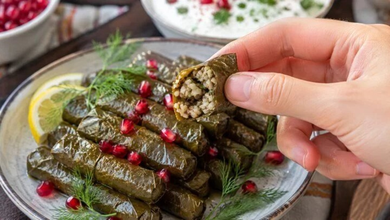 راهنمای جامع پخت دلمه برگ مو مجلسی با چاشنی ملس و حرفهای
