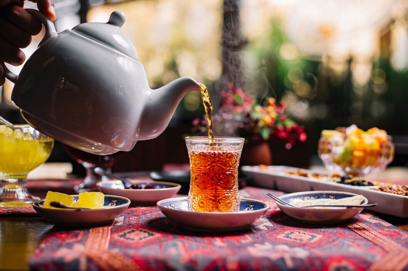 طرز تهیه چای ایرانی خوش‌رنگ و معطر با فوت‌وفن‌های حرفه‌ای