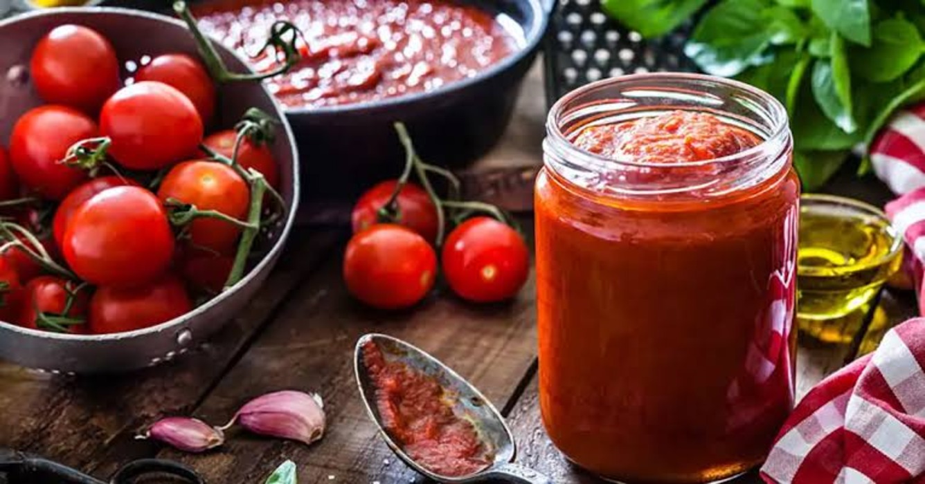 طرز تهیه رب گوجه‌فرنگی خانگی خوشرنگ و غلیظ | راهنمای دقیق