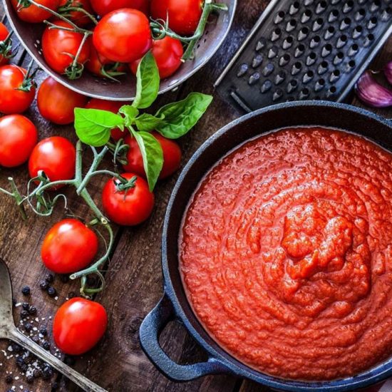 طرز تهیه رب گوجه‌فرنگی خانگی خوشرنگ و غلیظ | راهنمای دقیق