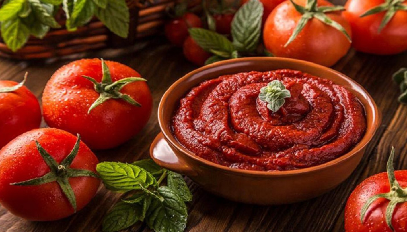 طرز تهیه رب گوجه‌فرنگی خانگی خوشرنگ و غلیظ | راهنمای دقیق