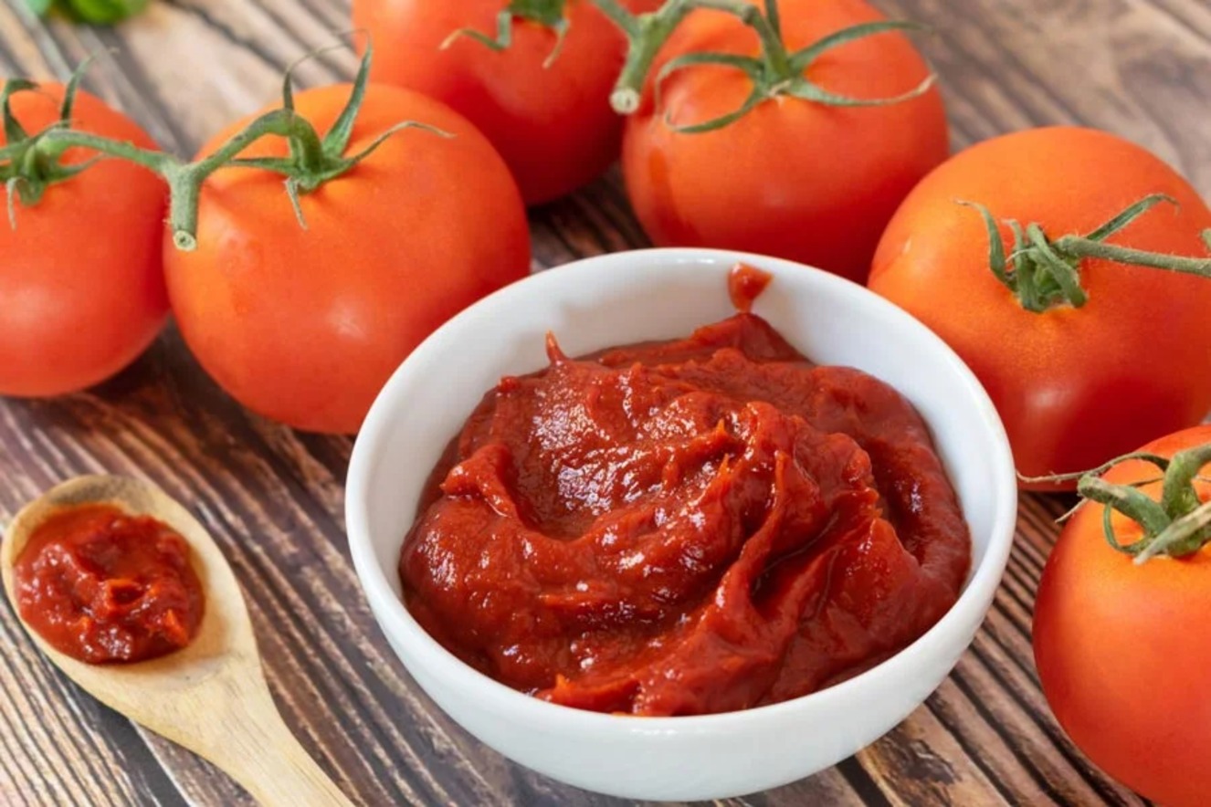 طرز تهیه رب گوجه‌فرنگی خانگی خوشرنگ و غلیظ | راهنمای دقیق