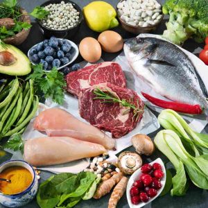 بهترین غذاهای کم‌کربوهیدرات برای کاهش وزن: راهنمای جامع ۲۰۲۵