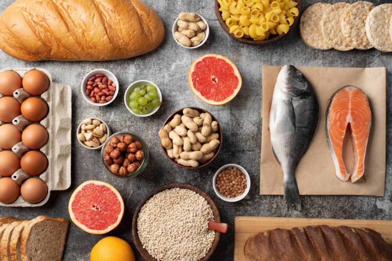 بهترین غذاهای کم‌کربوهیدرات برای کاهش وزن: راهنمای جامع ۲۰۲۵