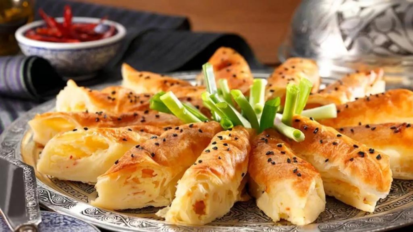 طرز تهیه بورک ترکی؛ با پنیر و سبزیجات تازه و خمیر یوفکا