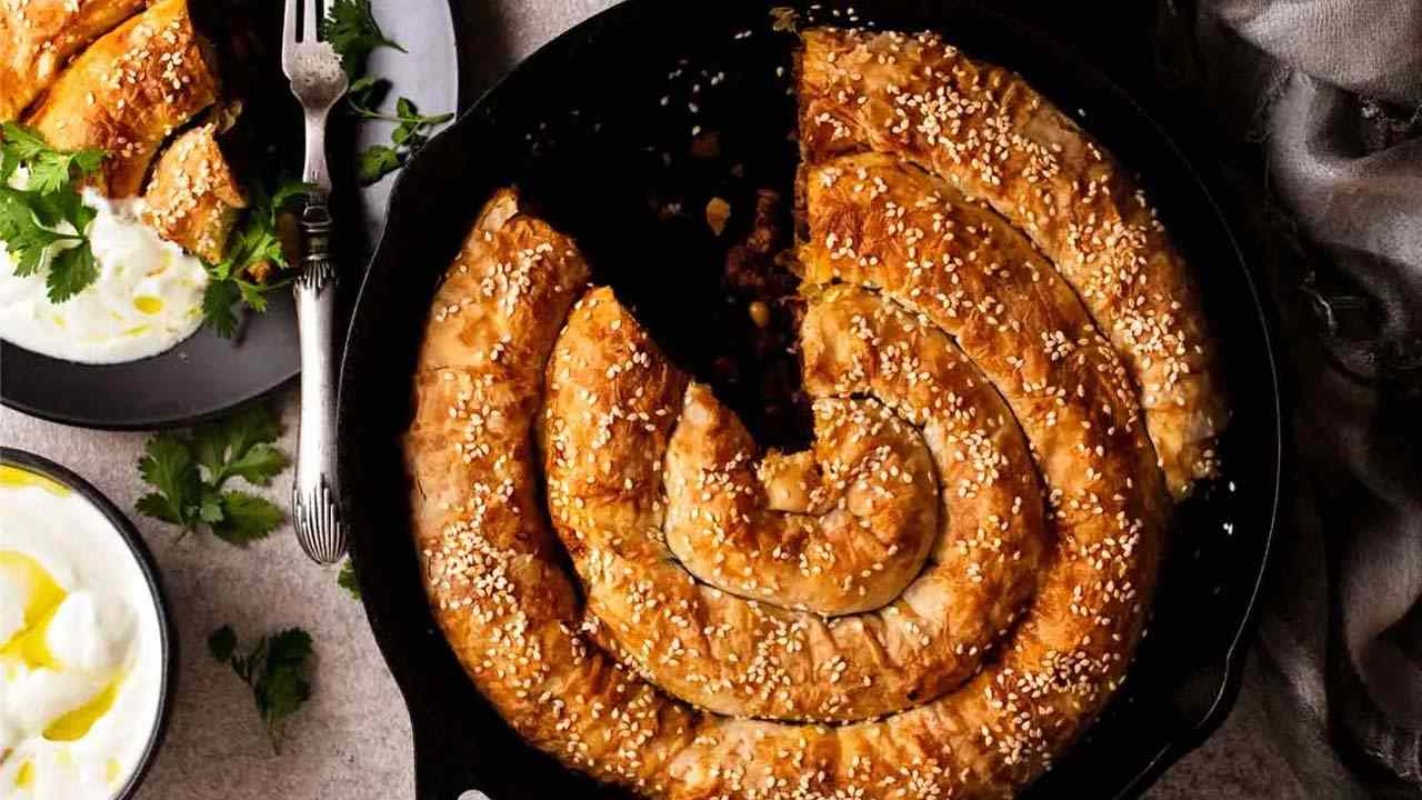 طرز تهیه بورک ترکی؛ با پنیر و سبزیجات تازه و خمیر یوفکا