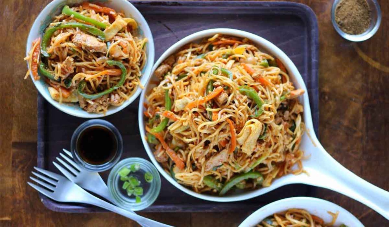 طرز تهیه نودل آسیایی؛ مرغ، سبزیجات ترد و سس غلیظ خانگی