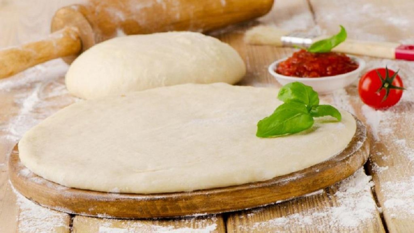 طرز تهیه خمیر پیتزا خانگی نرم و حرفه‌ای با فوت و فن