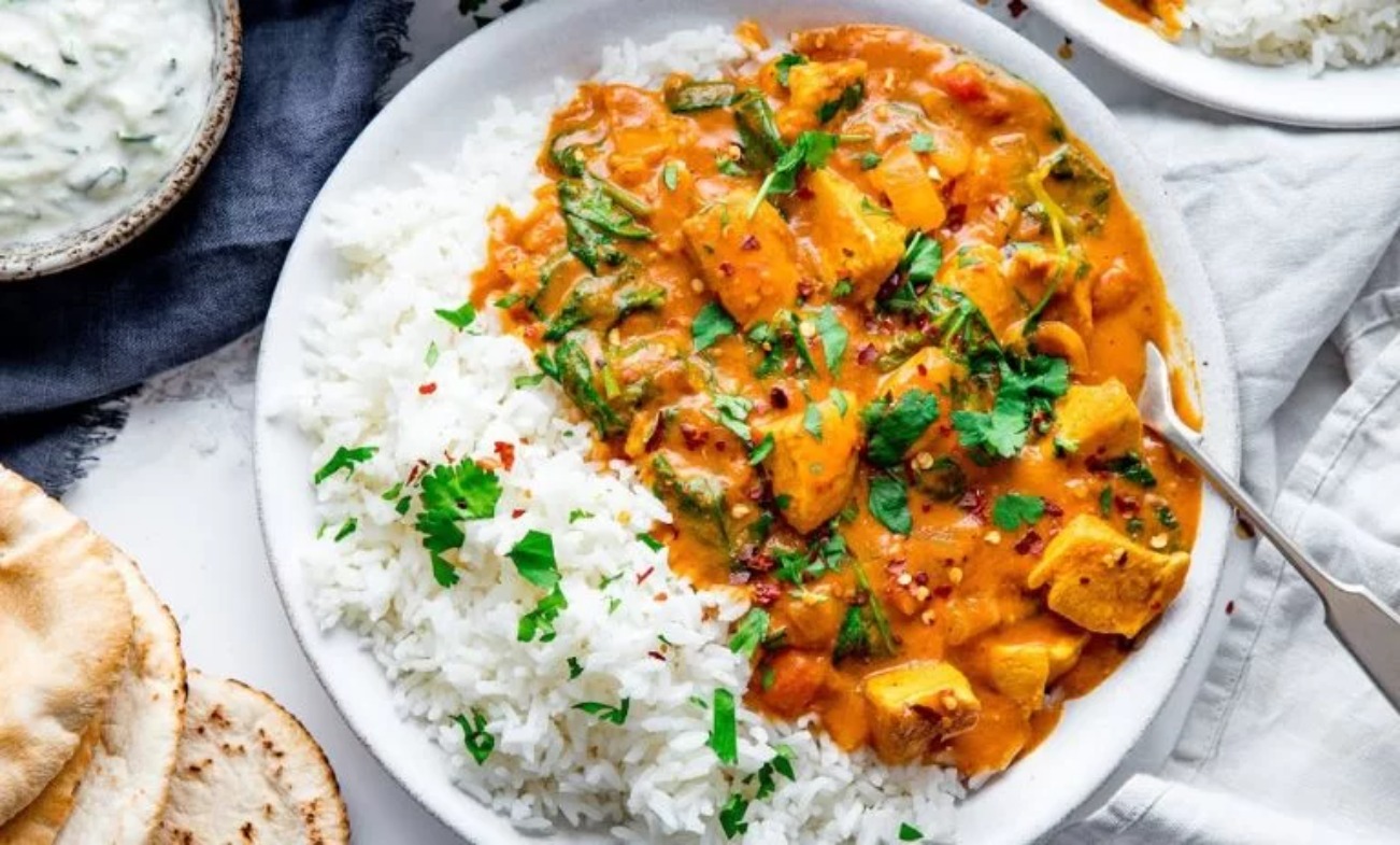 طرز تهیه مرغ کاری هندی؛ راز سس غلیظ و ادویه‌های معطر