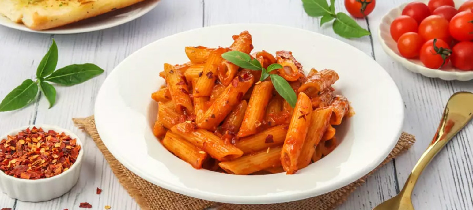 طرز تهیه پاستا ایتالیایی با سس گوجه خانگی و ریحان تازه