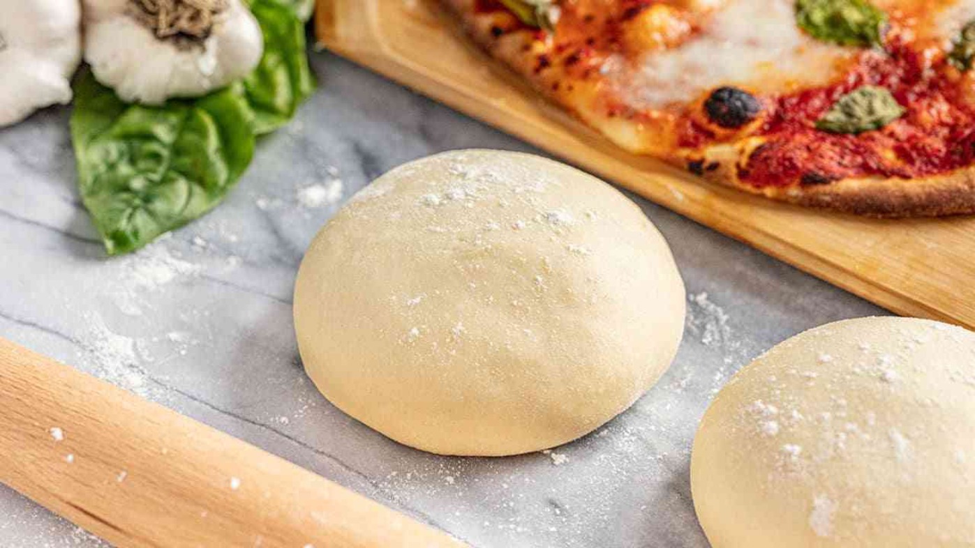 طرز تهیه خمیر پیتزا خانگی نرم و حرفه‌ای با فوت و فن