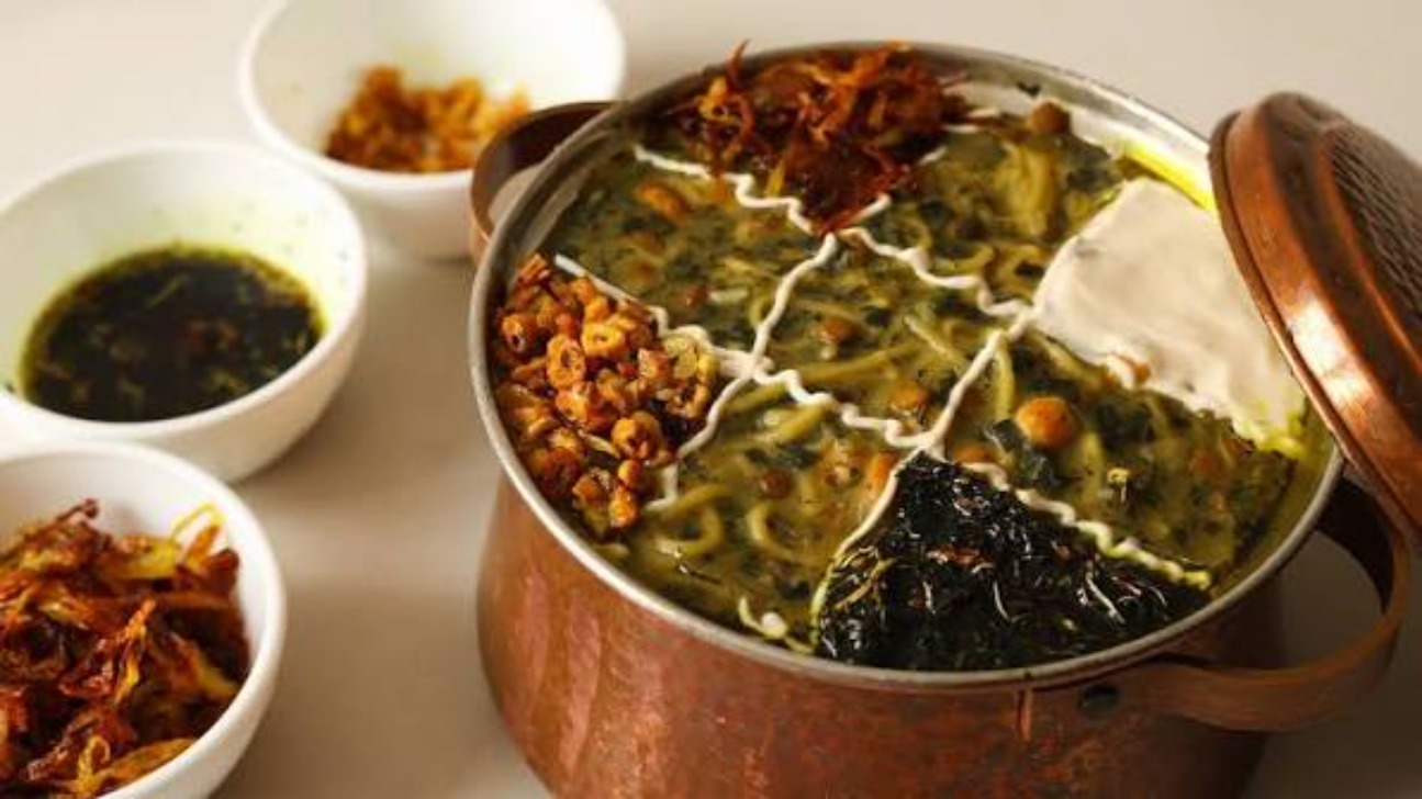 طرز تهیه آش رشته جاافتاده با کشک و پیازداغ مجلسی