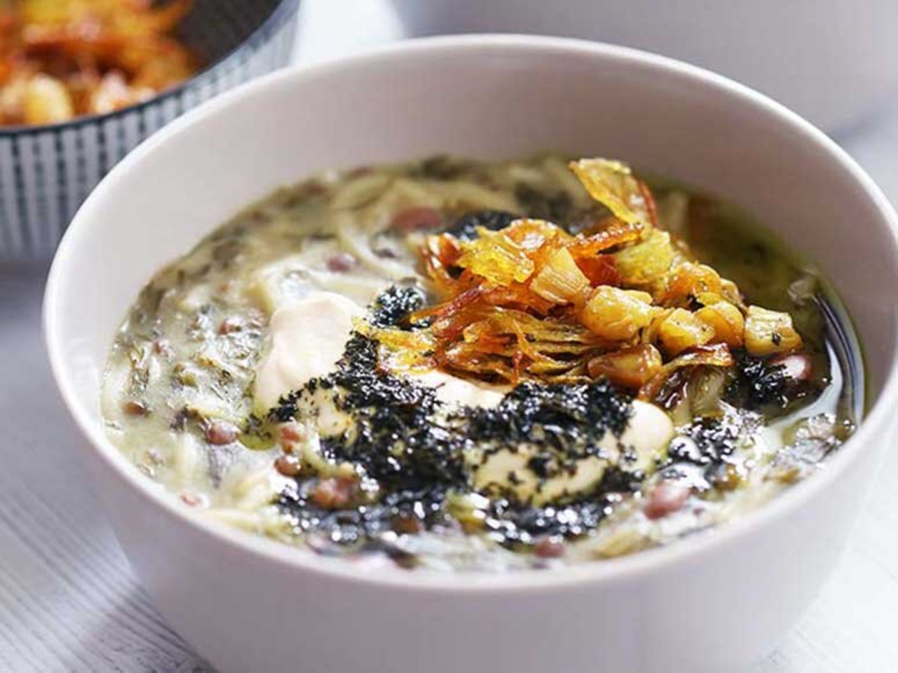 طرز تهیه آش رشته جاافتاده با کشک و پیازداغ مجلسی