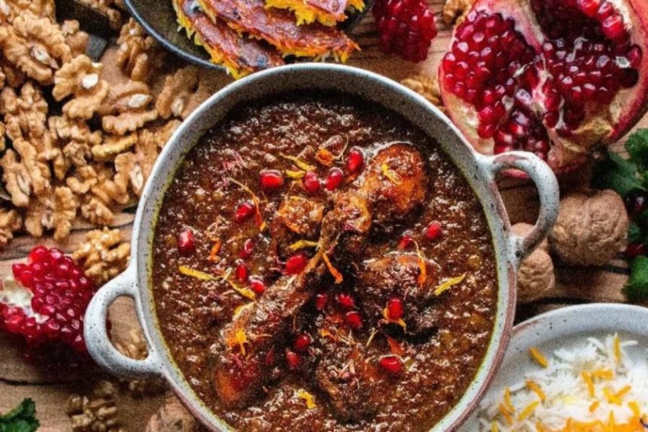 طرز تهیه فسنجان مجلسی ملس + ترفندهای روغن انداختن خورش و رفع تلخی