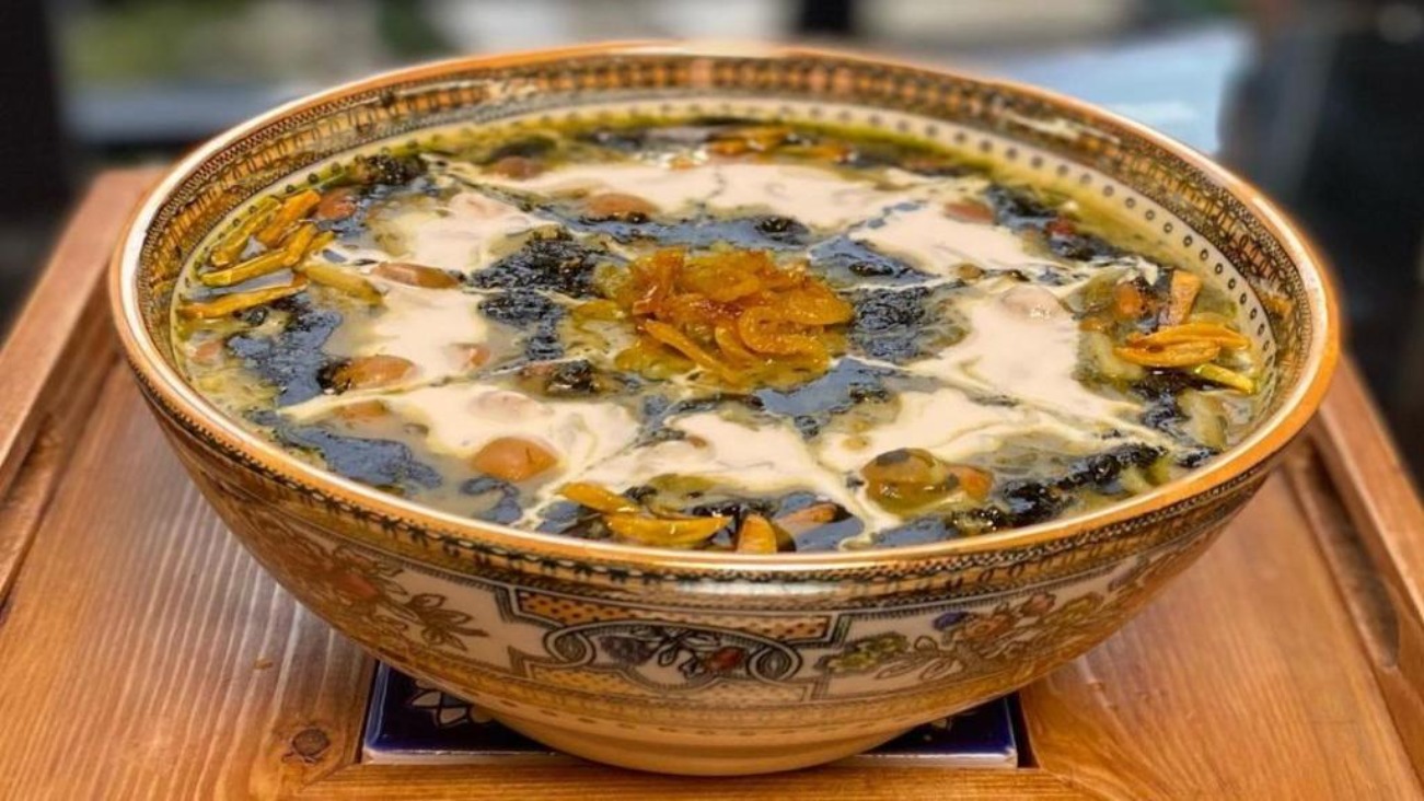 طرز تهیه آش رشته جاافتاده با کشک و پیازداغ مجلسی