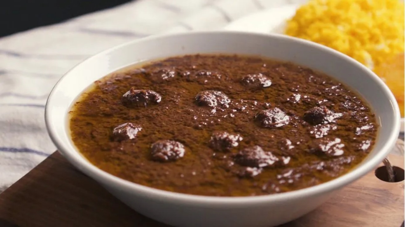 طرز تهیه فسنجان مجلسی ملس + ترفندهای روغن انداختن خورش و رفع تلخی