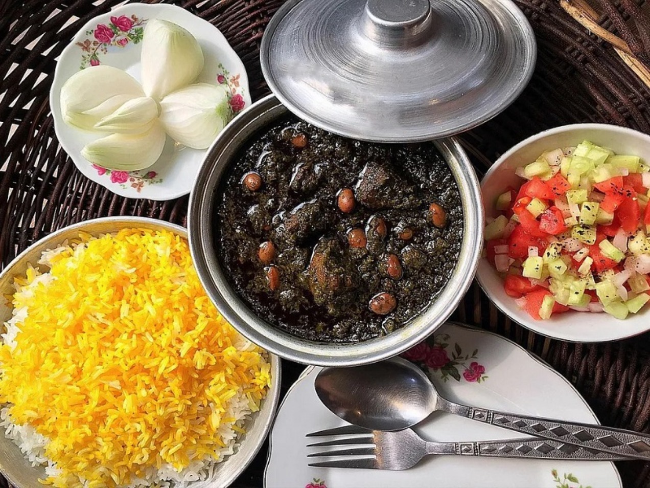 رازهای قورمه سبزی اصیل؛ فوت‌وفن‌های جا افتادن و روغن انداختن خورش