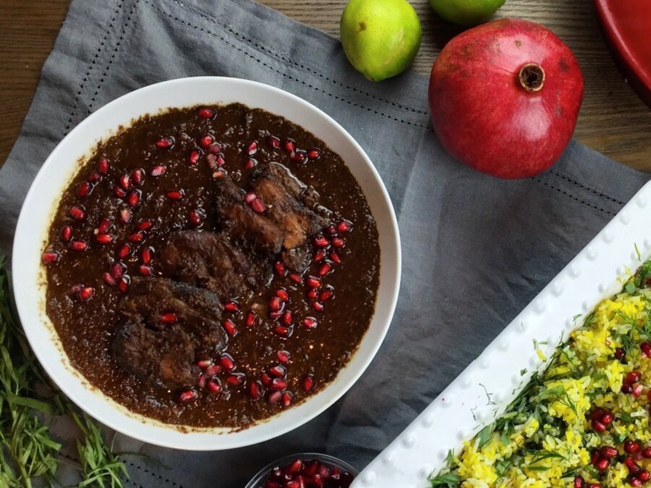 طرز تهیه فسنجان مجلسی ملس + ترفندهای روغن انداختن خورش و رفع تلخی