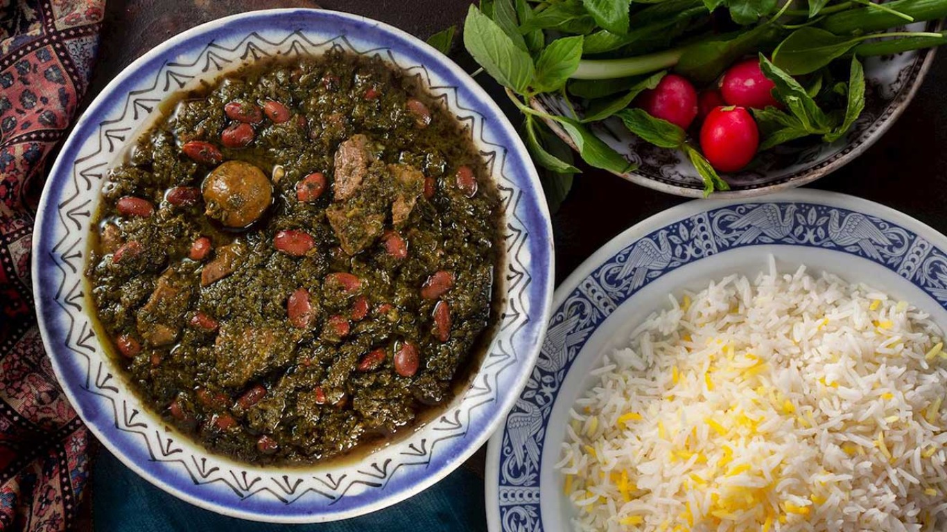 رازهای قورمه سبزی اصیل؛ فوت‌وفن‌های جا افتادن و روغن انداختن خورش