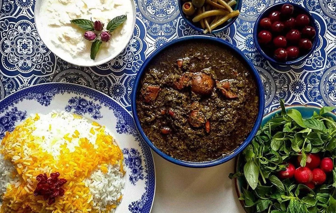 رازهای قورمه سبزی اصیل؛ فوت‌وفن‌های جا افتادن و روغن انداختن خورش