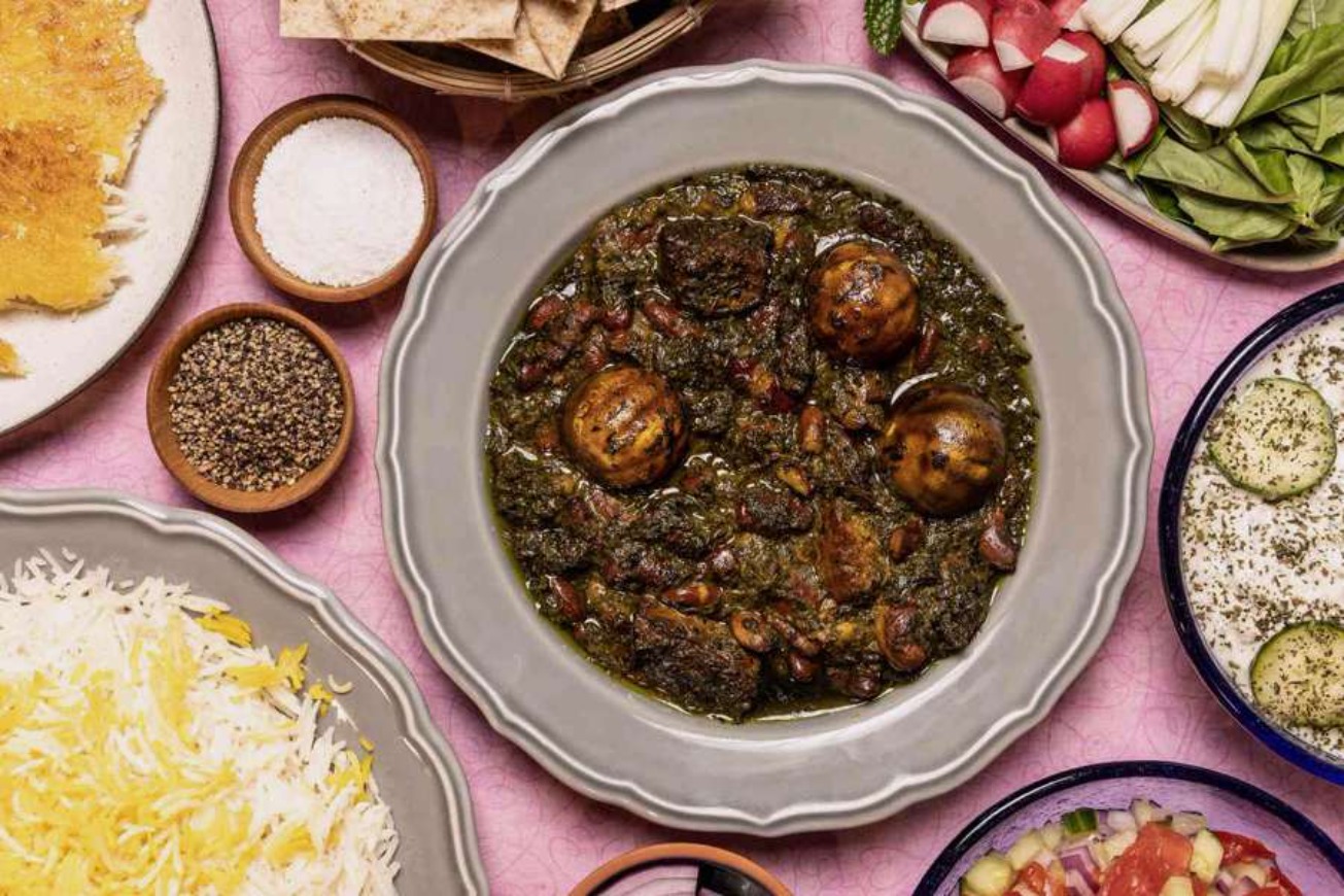 رازهای قورمه سبزی اصیل؛ فوت‌وفن‌های جا افتادن و روغن انداختن خورش
