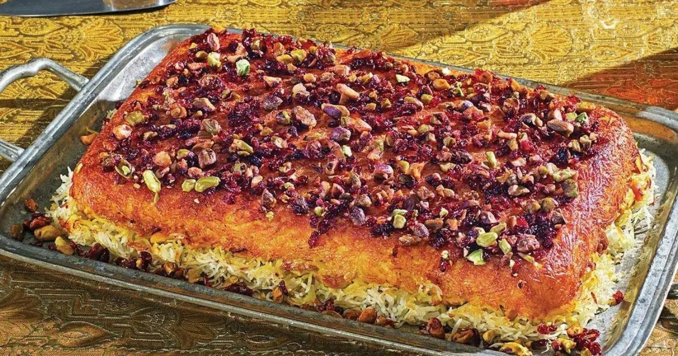 طرز تهیه ته‌چین مرغ زعفرانی؛ راز بافت منسجم و ترد ته‌چین رستورانی