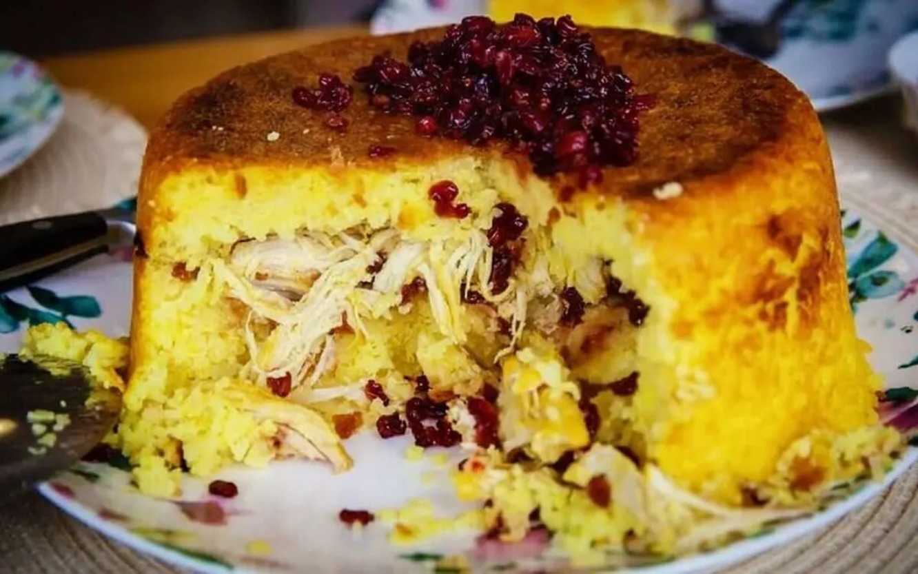 طرز تهیه ته‌چین مرغ زعفرانی؛ راز بافت منسجم و ترد ته‌چین رستورانی