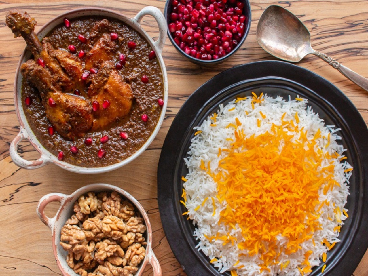 طرز تهیه فسنجان مجلسی ملس + ترفندهای روغن انداختن خورش و رفع تلخی