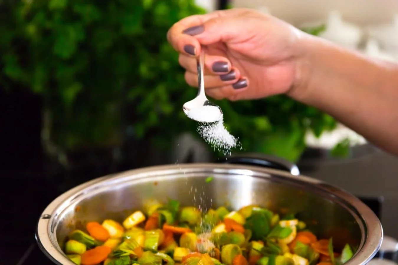 راهکارهای علمی و عملی برای رفع شوری غذا و اصلاح طعم آن