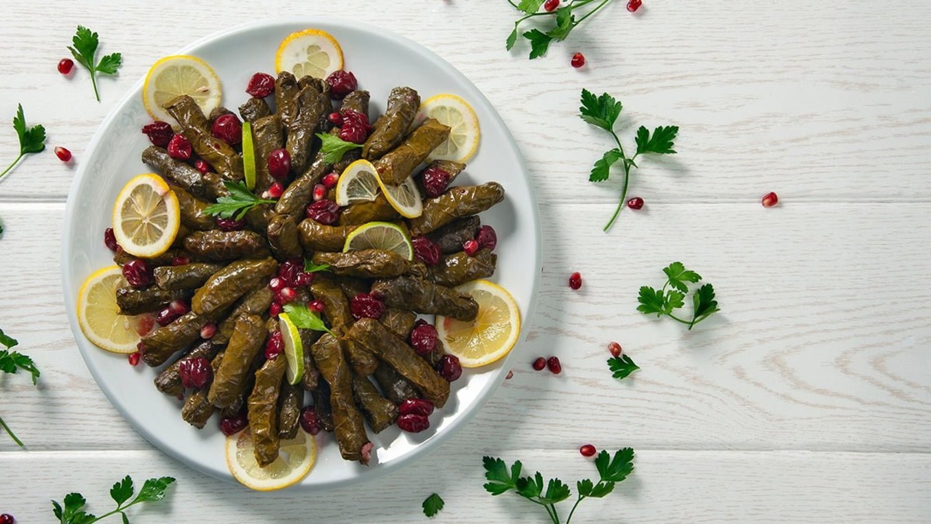 راهنمای جامع پخت دلمه برگ مو مجلسی با چاشنی ملس و حرفه‌ای