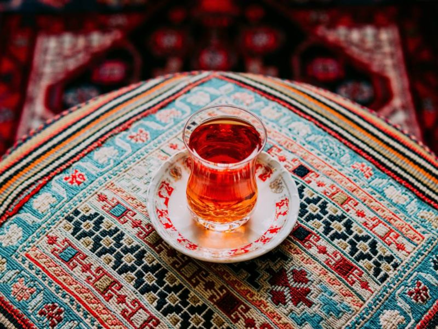طرز تهیه چای ایرانی خوش‌رنگ و معطر با فوت‌وفن‌های حرفه‌ای