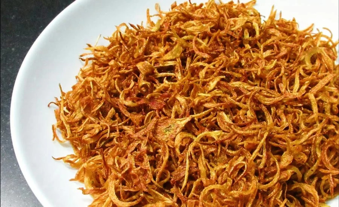 طرز تهیه پیازداغ مجلسی طلایی و ترد به روش حرفه‌ای