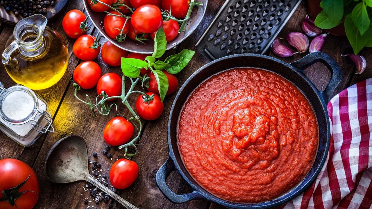 طرز تهیه رب گوجه‌فرنگی خانگی خوشرنگ و غلیظ | راهنمای دقیق