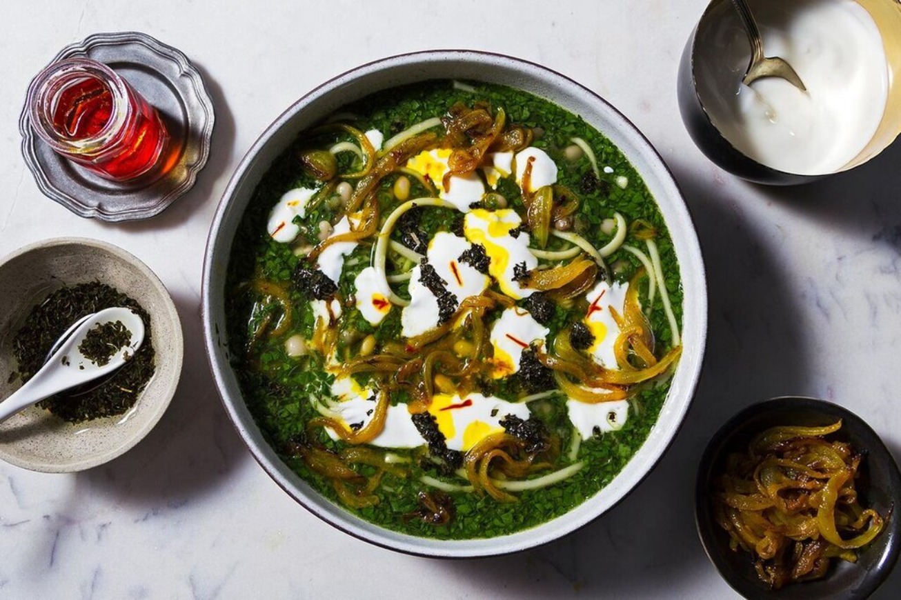 طرز تهیه آش رشته جاافتاده با کشک و پیازداغ مجلسی