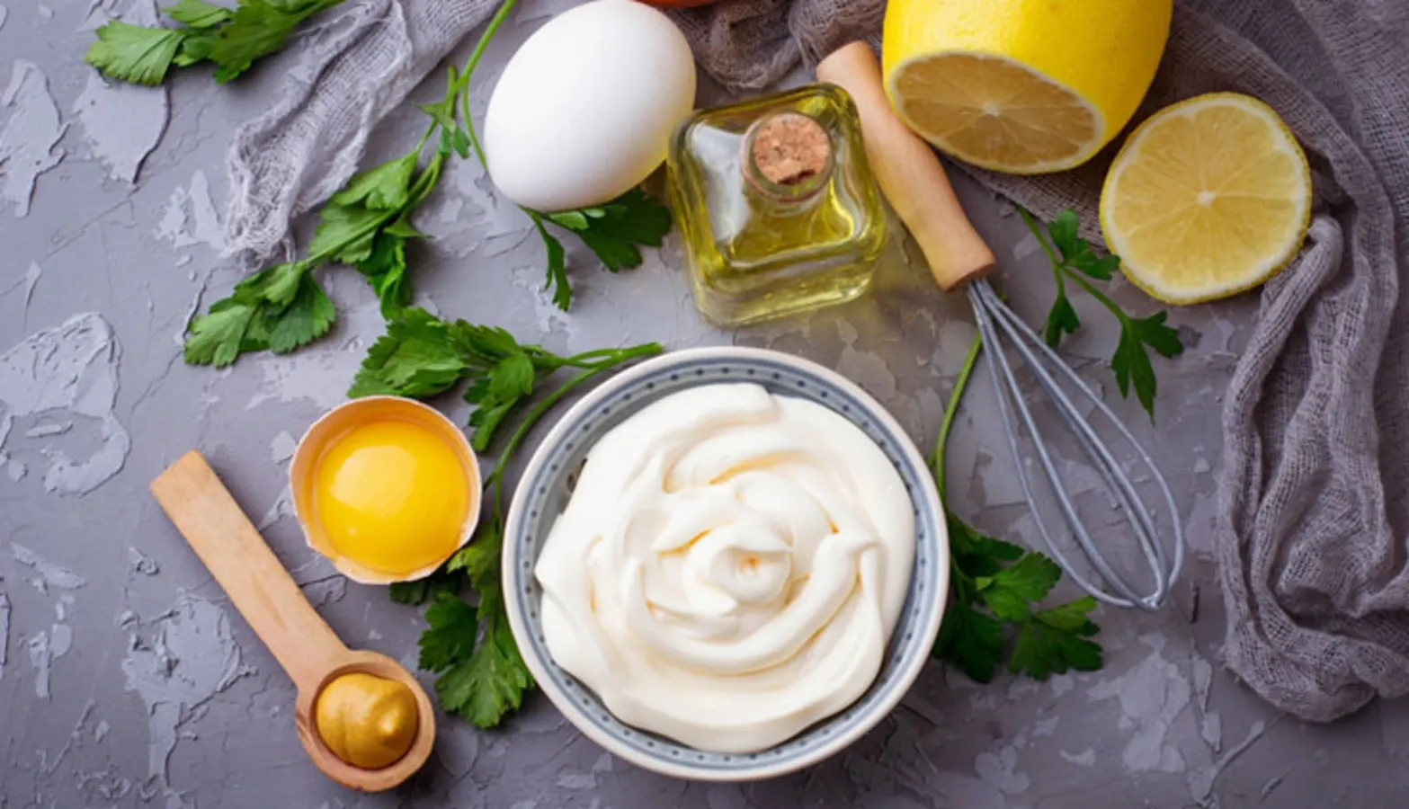 راهنمای جامع مقایسه و انتخاب سس مایونز خانگی برای فست‌فود